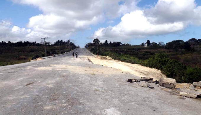 Reparan avenida Camilo Cienfuegos de Manzanillo Reparan avenida Camilo Cienfuegos de Manzanillo