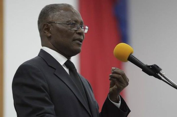 Presidente interino asume con promesa de terminar la crisis Presidente interino asume con promesa de terminar la crisis