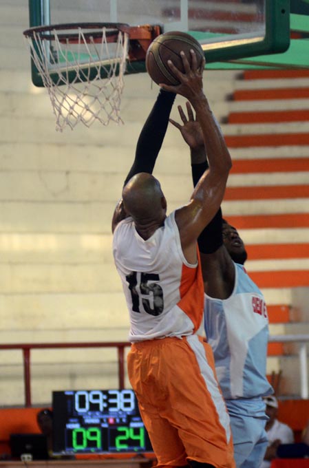 Derrotaron los lobos a los búfalos en baloncesto masculino Derrotaron los lobos a los búfalos en baloncesto masculino