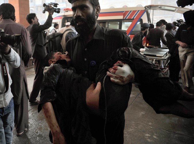 Al menos 13 muertos en un atentado suicida en un tribunal en Pakistán (+ fotos) Al menos 13 muertos en un atentado suicida en un tribunal en Pakistán (+ fotos)