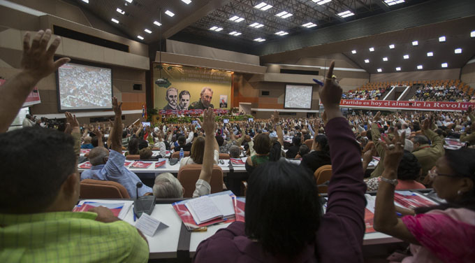 Aprueban resolución sobre Informe Central al 7mo. Congreso