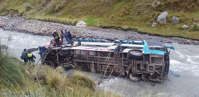Sube a 40 cifra de muertos por accidente de autobús en Perú Sube a 40 cifra de muertos por accidente de autobús en Perú