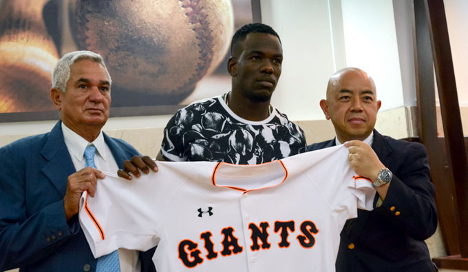 Cubano García firma contrato con club profesional de béisbol japonés Cubano García firma contrato con club profesional de béisbol japonés