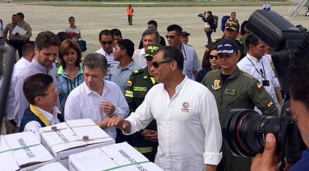 Correa recibe a Santos de visita en Ecuador con ayuda por sismo Correa recibe a Santos de visita en Ecuador con ayuda por sismo