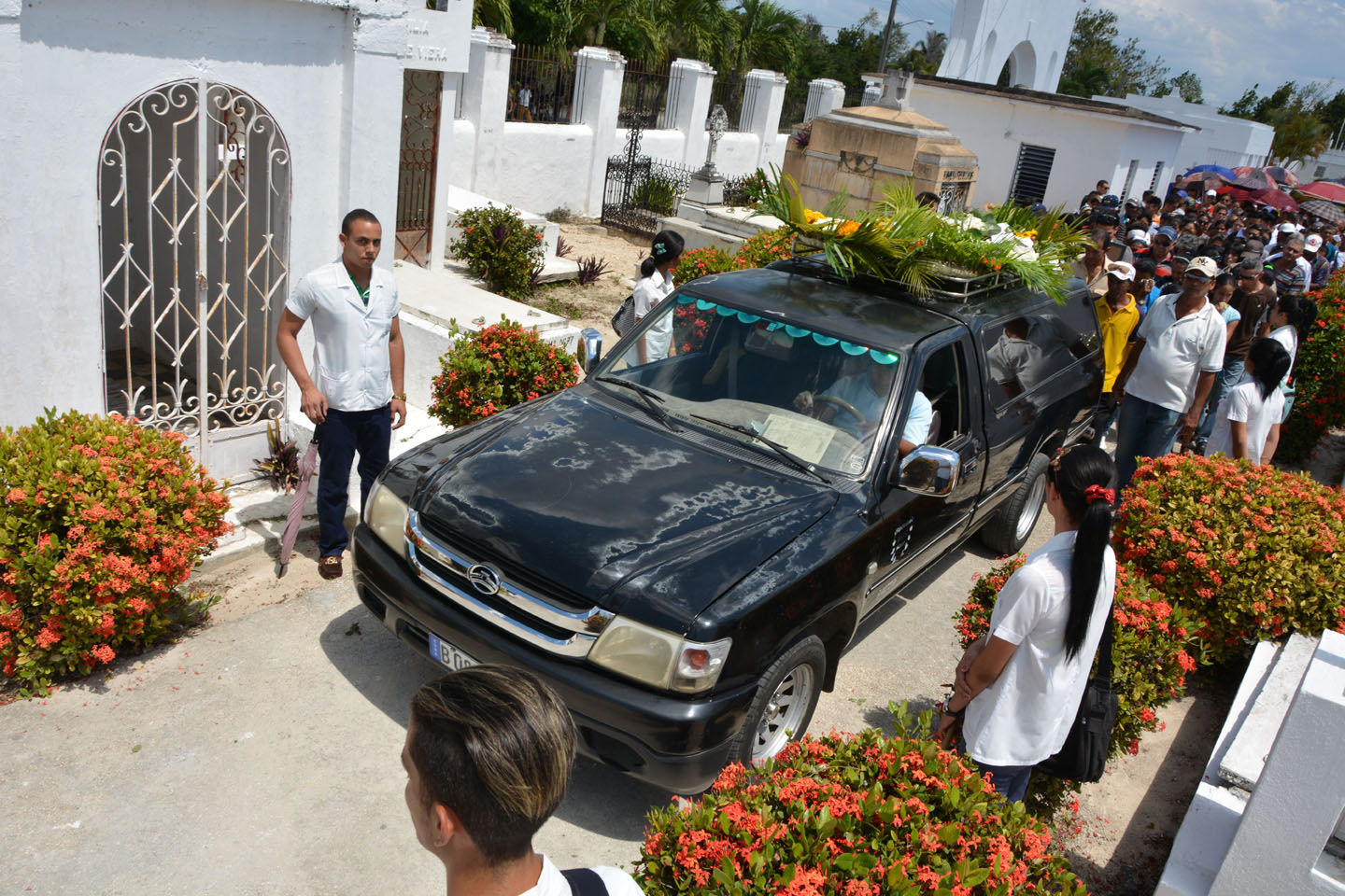 Despiden manzanilleros al doctor Leonardo Ortiz Estrada fallecido en Ecuador (+ fotos) Despiden manzanilleros al doctor Leonardo Ortiz Estrada fallecido en Ecuador (+ fotos)