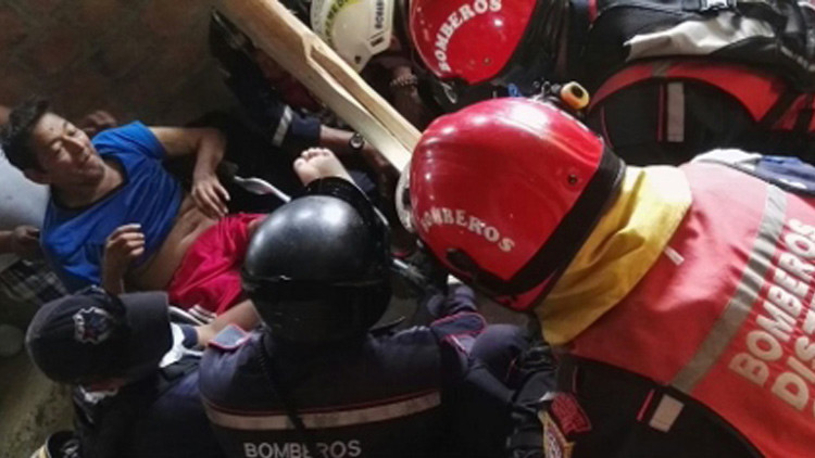 Rescatan a hombre de 72 años que sobrevivió 13 días bajo los escombros en Ecuador Rescatan a hombre de 72 años que sobrevivió 13 días bajo los escombros en Ecuador