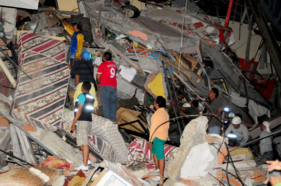 Se eleva a 235 las personas fallecidas por terremoto en Ecuador Se eleva a 235 las personas fallecidas por terremoto en Ecuador