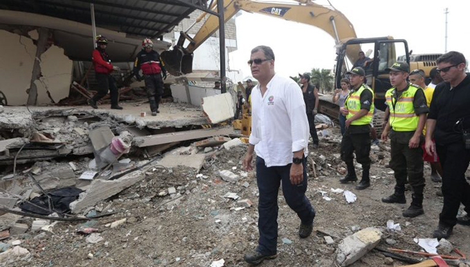 Correa exige exponer responsables de fragilidad de casas ante sismo Correa exige exponer responsables de fragilidad de casas ante sismo