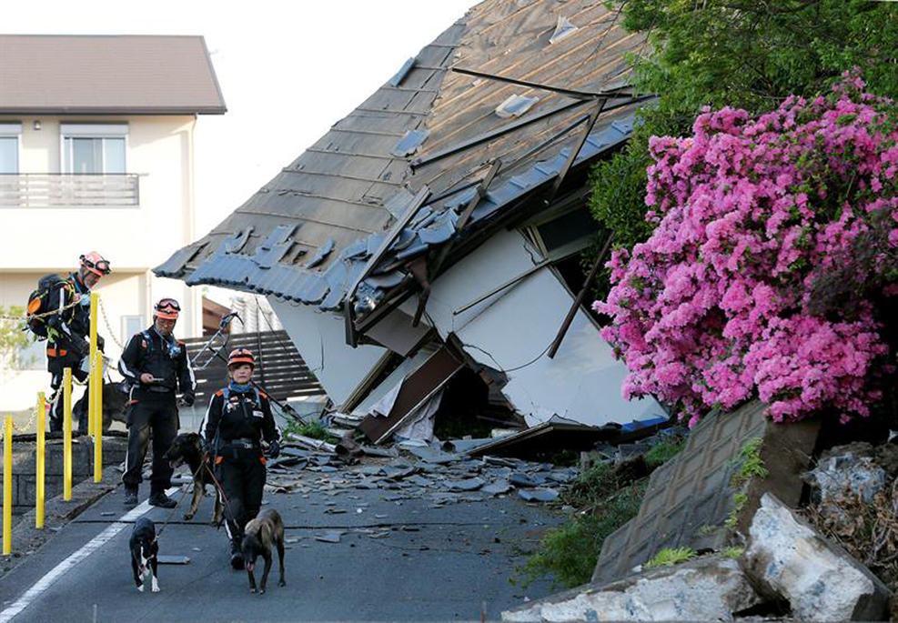 Dos potentes seísmos sacuden Japón y causan más de 30 muertos y miles heridos Dos potentes seísmos sacuden Japón y causan más de 30 muertos y miles heridos