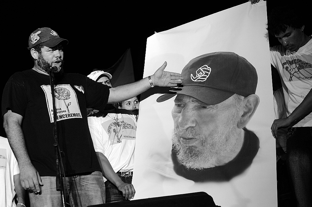 Artista cubano Kcho dedica en Francia obra a Fidel y Raúl Castro