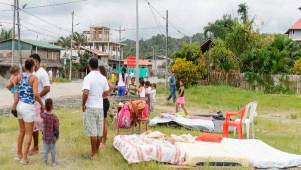 Un muerto y 87 heridos en Ecuador tras sismo de magnitud 6,8 Un muerto y 87 heridos en Ecuador tras sismo de magnitud 6,8