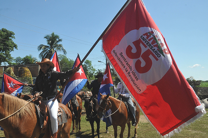 Recorre Granma Bandera Aniversario 55 de la ANAP