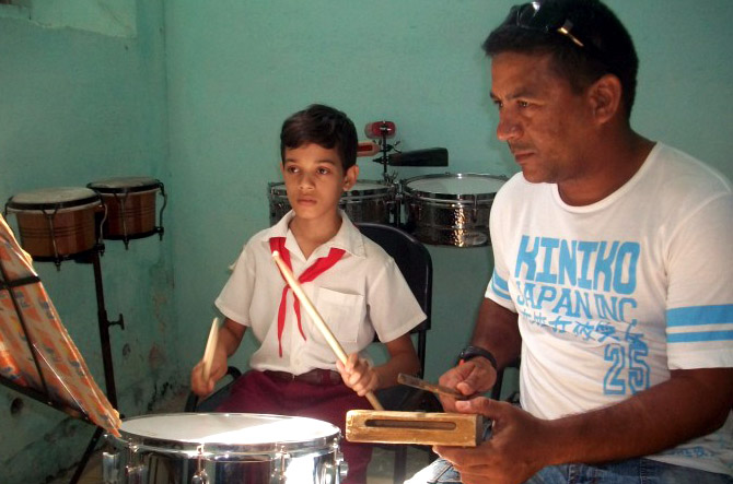 Notas de excelencia, para la Escuela elemental de música, de Manzanillo