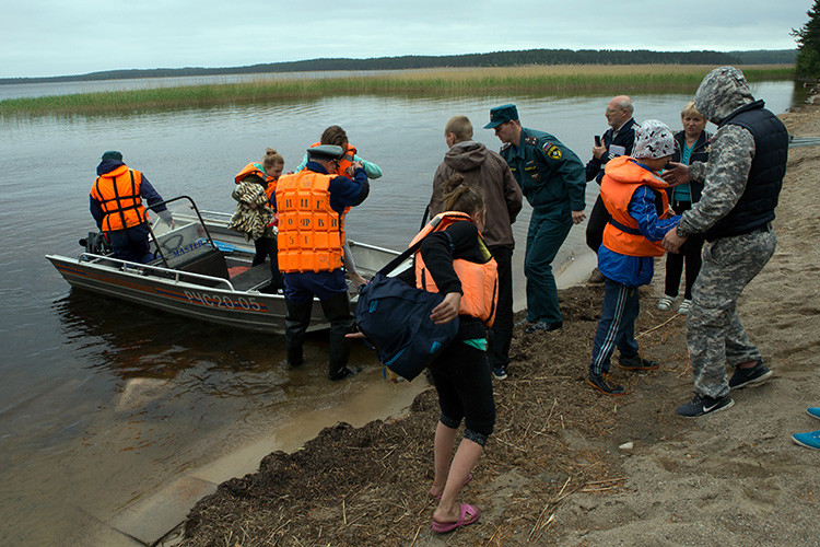 Al menos 13 niños mueren atrapados en una tormenta en un lago en Rusia