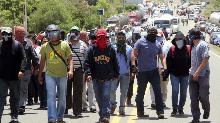 Seis muertos y decenas de heridos en choques entre maestros y policías en Oaxaca Seis muertos y decenas de heridos en choques entre maestros y policías en Oaxaca