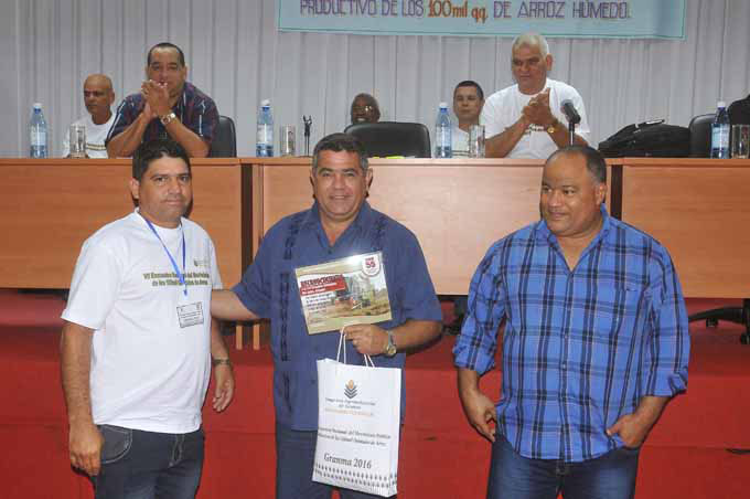 Premian mejores cooperativas arroceras en Cuba