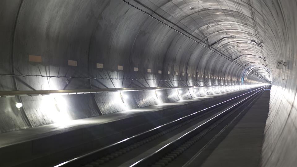 Suiza inauguró el túnel ferroviario más largo del mundo