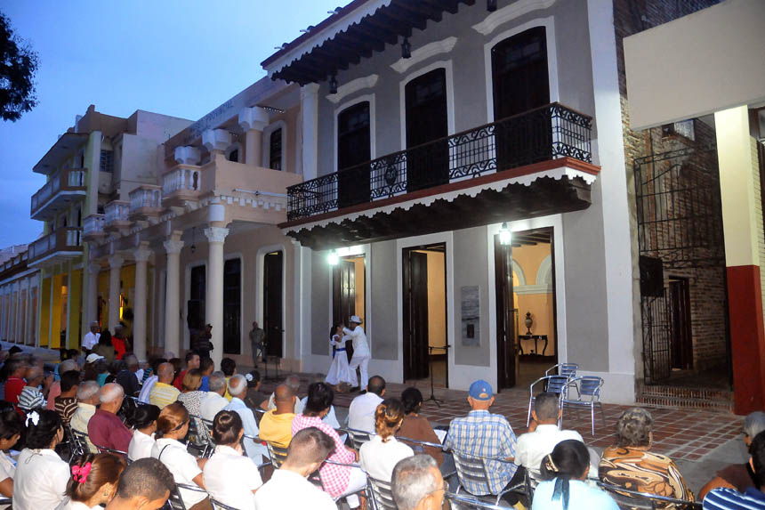 Cantan en Bayamo a Maceo y Che