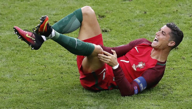 Cristiano Ronaldo abandona entre lágrimas la final de la Eurocopa (+ video)