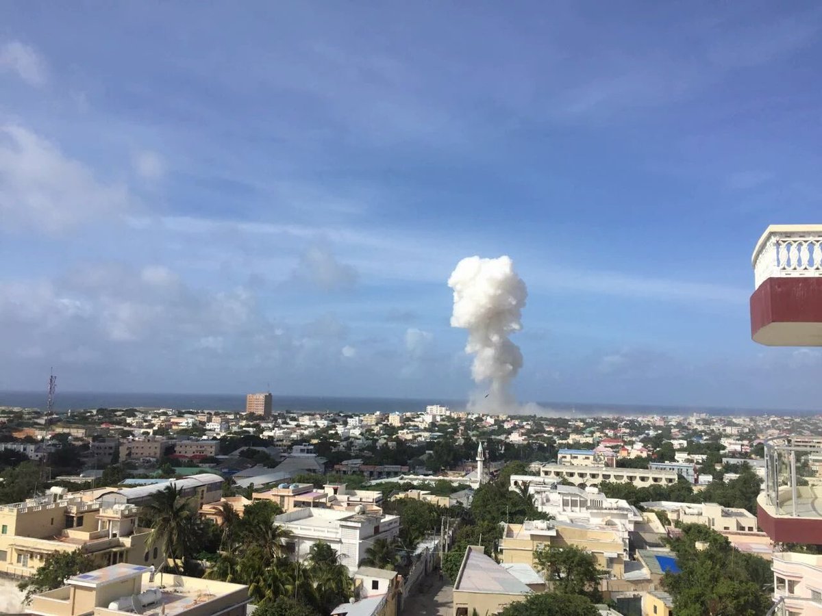 Trece muertos en un doble atentado en el aeropuerto de Mogadiscio Trece muertos en un doble atentado en el aeropuerto de Mogadiscio