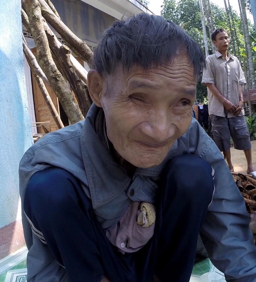 Padre e hijo vuelven a la civilización tras pasar 40 años en la jungla huyendo de la guerra (+ fotos y video) Padre e hijo vuelven a la civilización tras pasar 40 años en la jungla huyendo de la guerra (+ fotos y video)