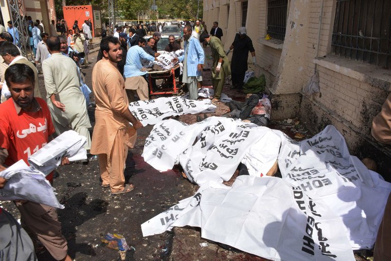 Más de 90 muertos en una violenta explosión en un hospital pakistaní Más de 90 muertos en una violenta explosión en un hospital pakistaní