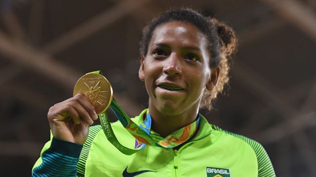 “La mona que debía estar enjaulada es hoy campeona olímpica en casa”, la historia de Rafaela Silva