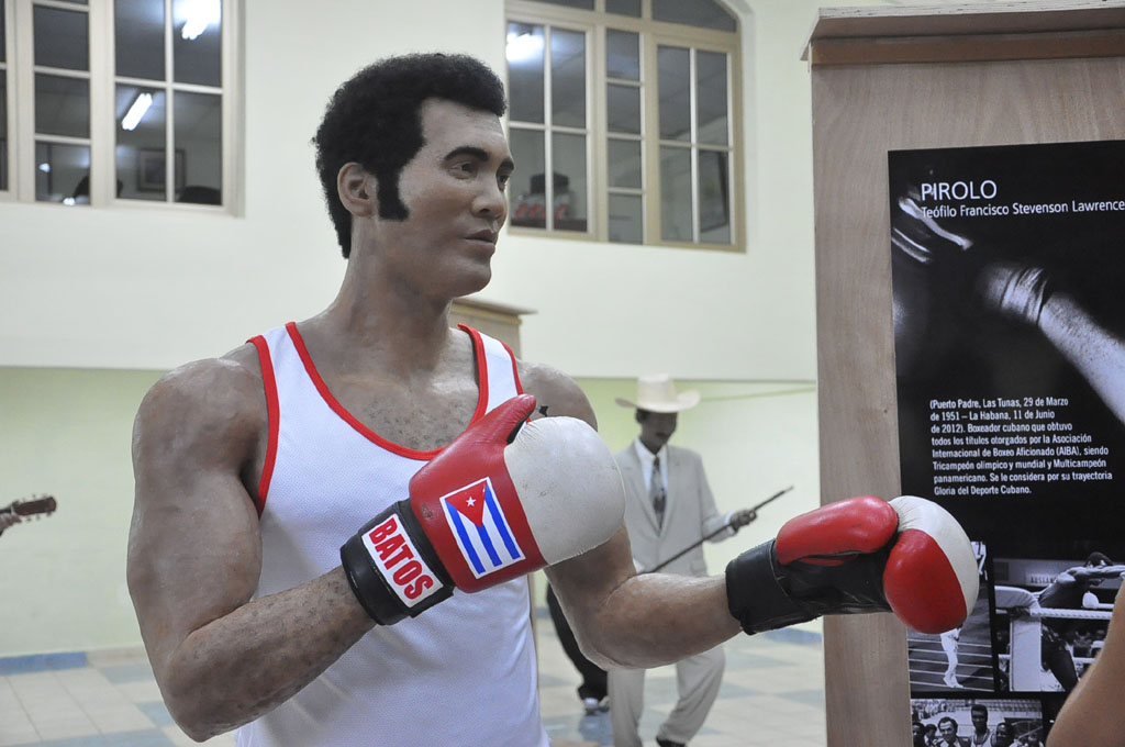 Develan escultura del boxeador Teófilo Stevenson (fotos y videos) Develan escultura del boxeador Teófilo Stevenson (fotos y videos)