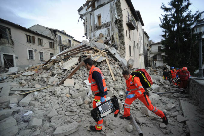 Rescatistas chinos llegan a Italia para asistir a afectados por sismo Rescatistas chinos llegan a Italia para asistir a afectados por sismo