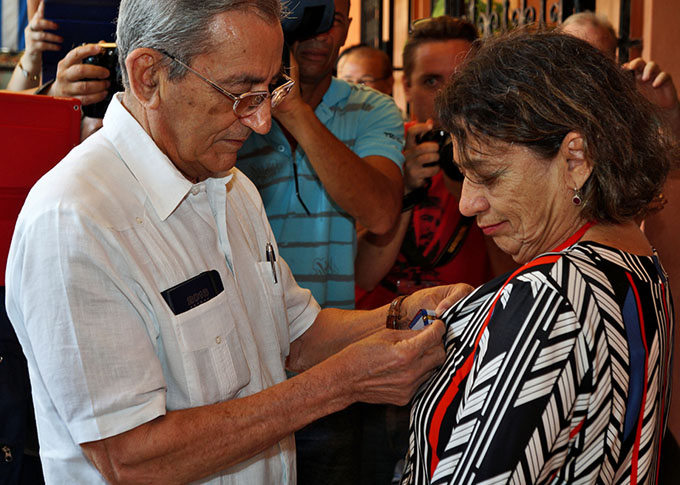 Recibe Medalla de la Amistad destacada pacifista brasileña Recibe Medalla de la Amistad destacada pacifista brasileña