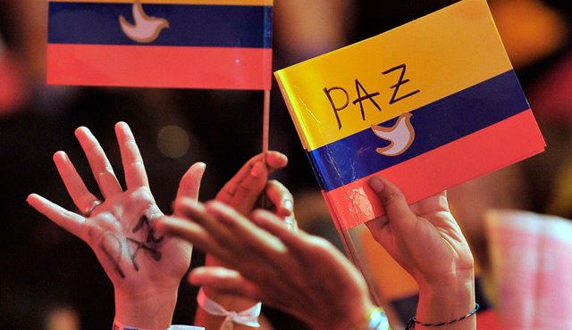 Custodia Ejército colombiano urnas del plebiscito por la paz