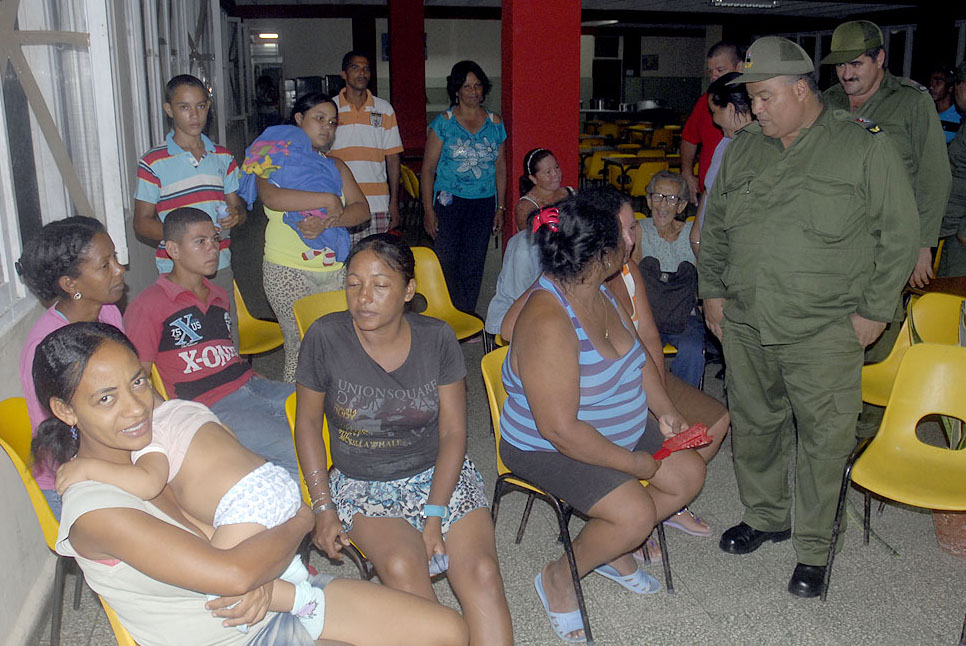 Recorren  integrantes del Consejo Provincial de Defensa en Granma instalaciones con evacuados
