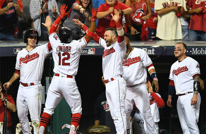 Indios derrotan a Medias Rojas en playoff del béisbol de las Grandes Ligas Indios derrotan a Medias Rojas en playoff del béisbol de las Grandes Ligas