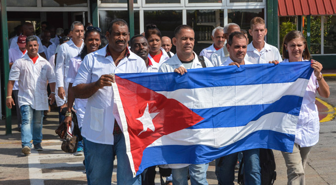 Abandera Ministro de Salud brigada médica cubana hacia Haití Abandera Ministro de Salud brigada médica cubana hacia Haití