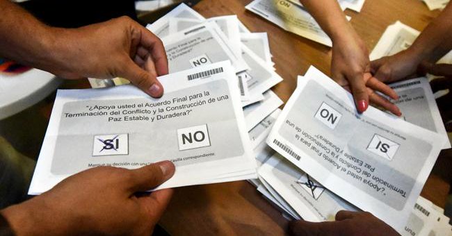 Se pronuncian por el NO colombianos en plebiscito por la paz