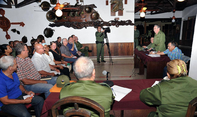 Precisa Raúl acciones en Baracoa tras el paso del huracán Matthew
