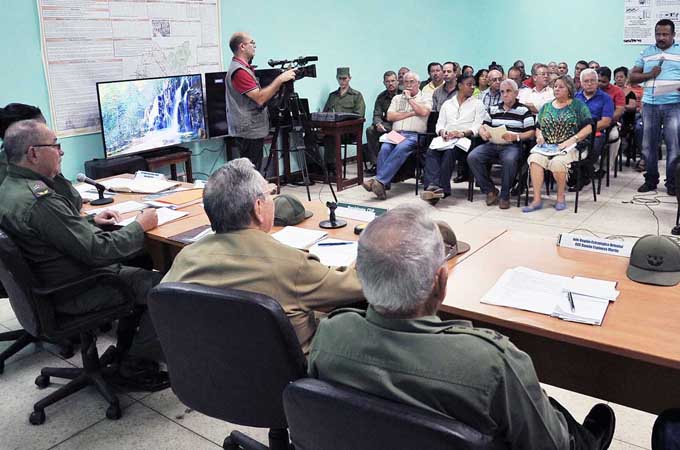 Presidente cubano llama a aprovechar experiencia ante huracán Matthew