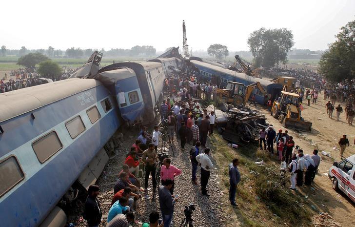 Más de 100 muertos y 200 heridos por accidente de tren en la India Más de 100 muertos y 200 heridos por accidente de tren en la India