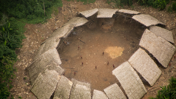 Extraordinarias imágenes de una tribu amazónica no contactada que podría ser aniquilada (+ fotos)