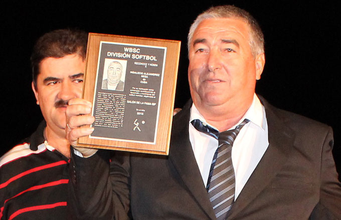 Acreditan a Indalecio Alejandrez como miembro del salón de la fama de softbol internacional Acreditan a Indalecio Alejandrez como miembro del salón de la fama de softbol internacional