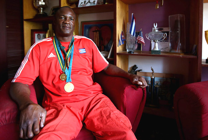 Boxeador Cubano Félix Savón recibe premio internacional Boxeador Cubano Félix Savón recibe premio internacional
