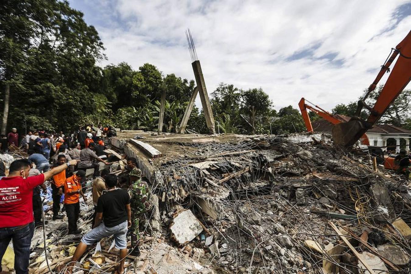 Al menos 97 muertos tras un terremoto de magnitud 6,5 en Indonesia (+ fotos y videos) Al menos 97 muertos tras un terremoto de magnitud 6,5 en Indonesia (+ fotos y videos)