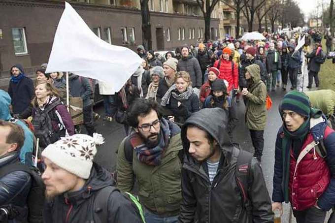 Cientos de activistas marchan a pie de Alemania a Siria