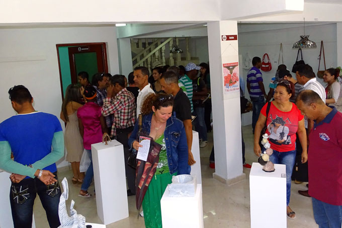 Artesanos de Granma exhiben obras llamativas