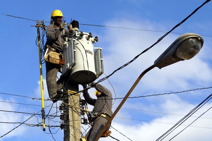 Destaca Ministro de Energía y Minas trabajo de la electrificación en Granma