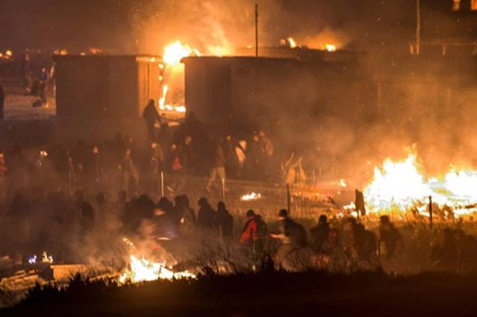 Incendio provoca destrucción de campo de migrantes en Francia