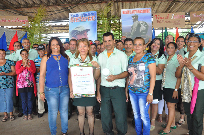 Reconocen a Frutas Selectas Por la senda del triunfo en Granma Reconocen a Frutas Selectas Por la senda del triunfo en Granma