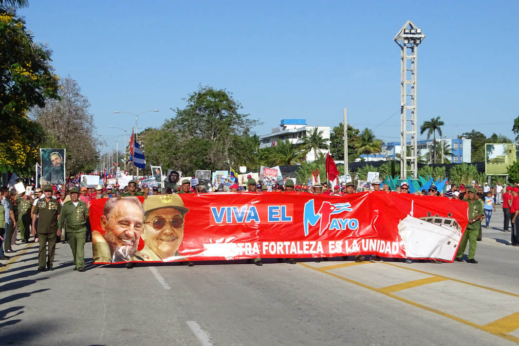 Granma desfila en la Plaza de la Patria este Primero de Mayo (fotos y videos)