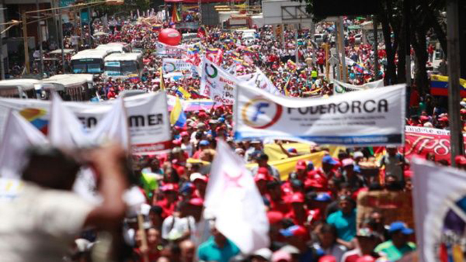 Bajo el lema de “la Paz, la Vida y la Constituyente” venezolanos marchan este lunes Bajo el lema de “la Paz, la Vida y la Constituyente” venezolanos marchan este lunes
