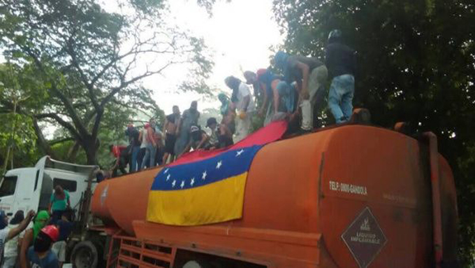 Violentos queman gandola de Pdvsa en Táchira, Venezuela Violentos queman gandola de Pdvsa en Táchira, Venezuela